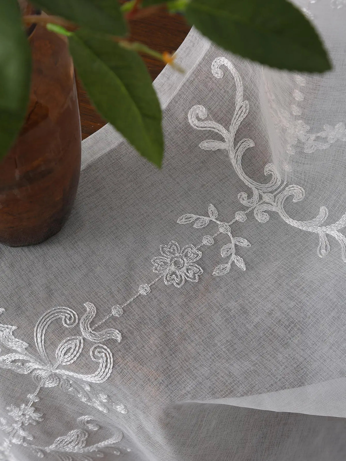 Voilage brodé floral blanc à œillets