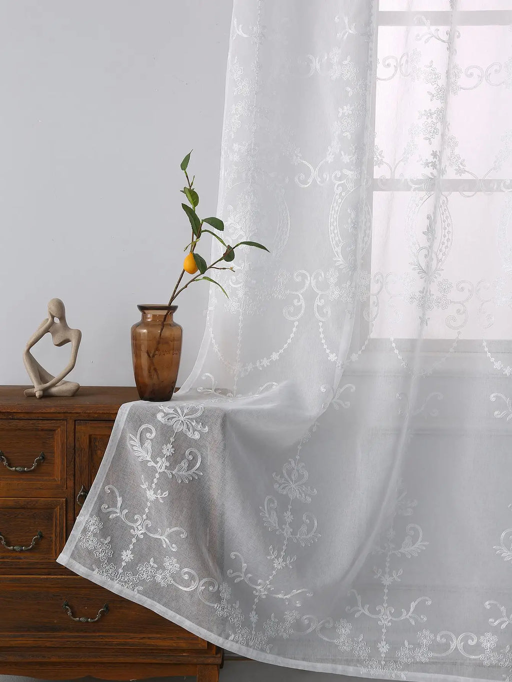 Voilage brodé floral blanc à œillets