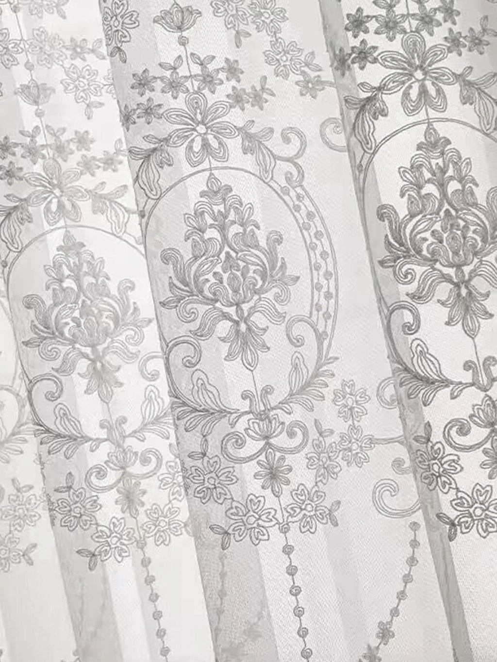 Voilage brodé floral blanc à œillets