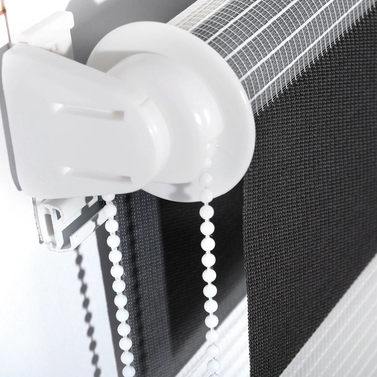 Store double rouleau jour nuit, gris et blanc