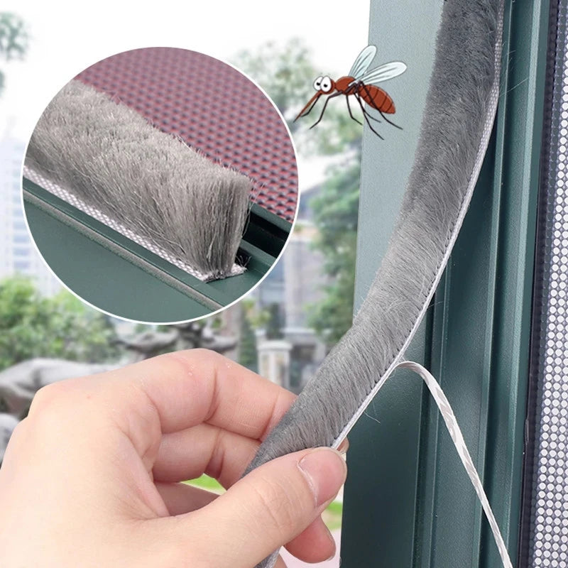 Joint brosse coupe-vent adhésif pour fenêtre et porte